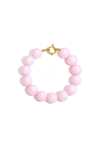 Armband met grote kralen en sluiting aan de voorkant.