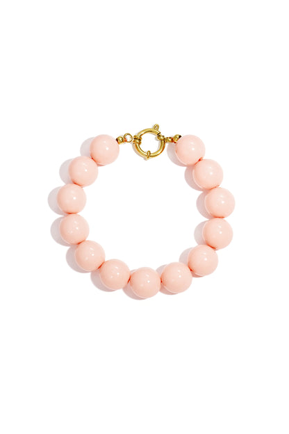 Armband met grote kralen en sluiting aan de voorkant.