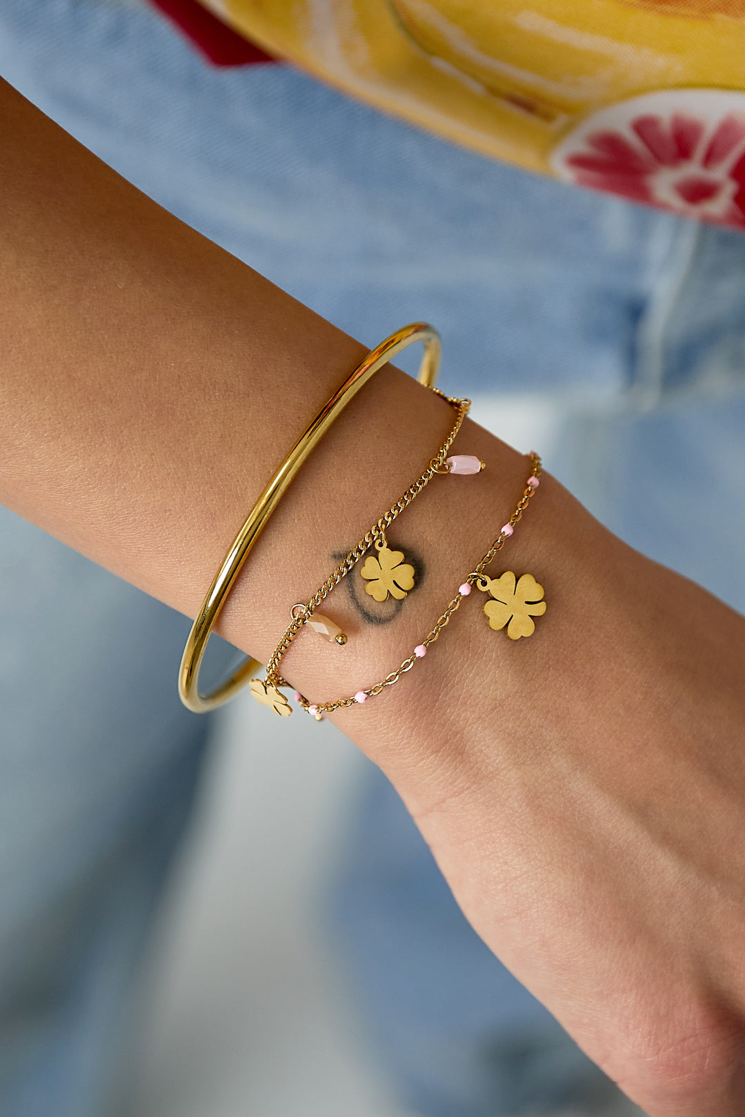 Armband met klaver en kralen charms