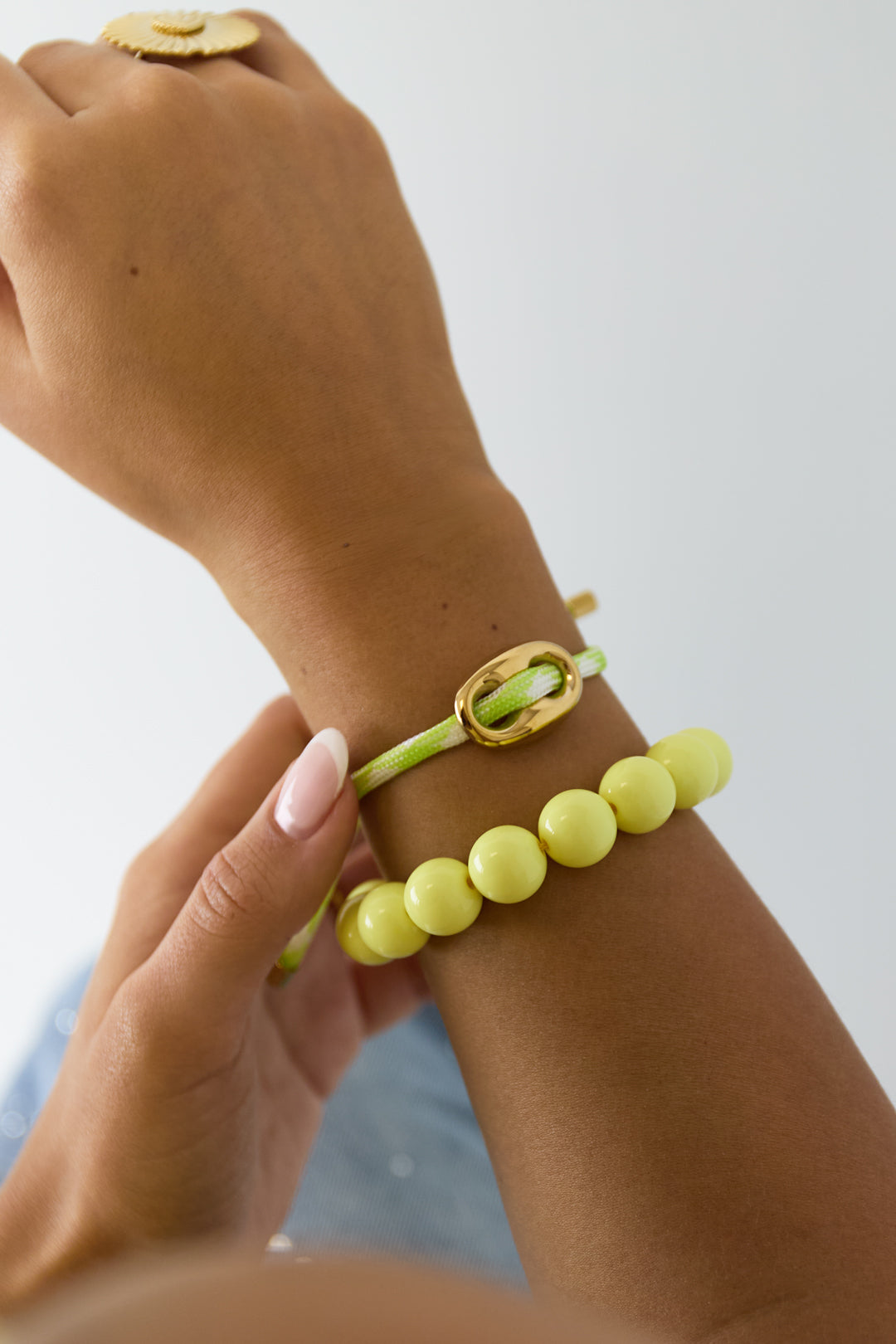 Armband met grote kralen en sluiting aan de voorkant.