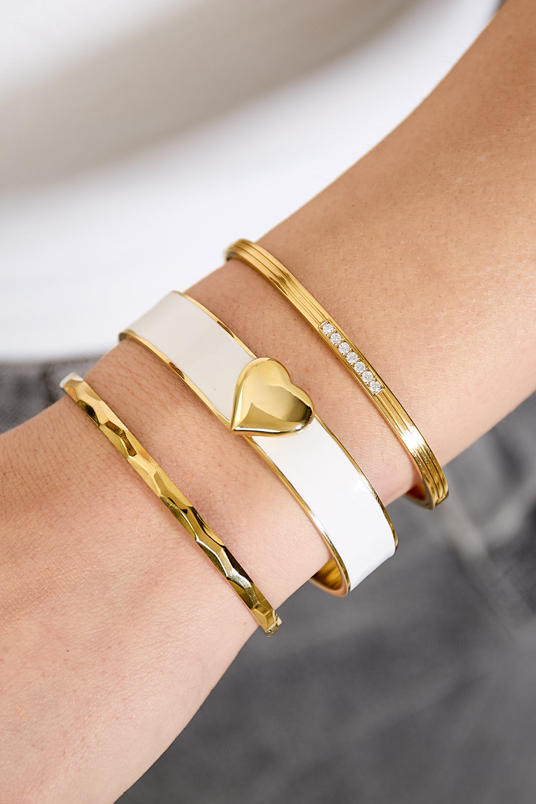 Armband in diverse kleuren met hart detail - 1,3 cm