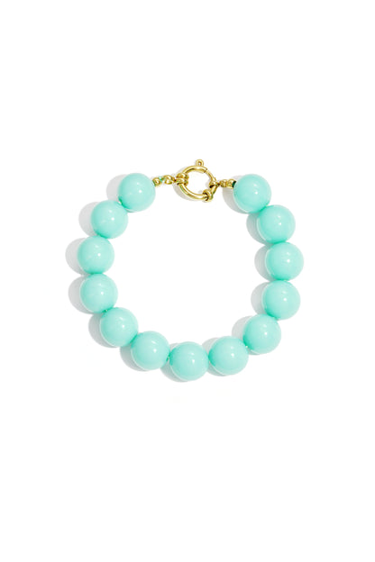 Armband met grote kralen en sluiting aan de voorkant.