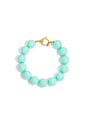 Armband met grote kralen en sluiting aan de voorkant.